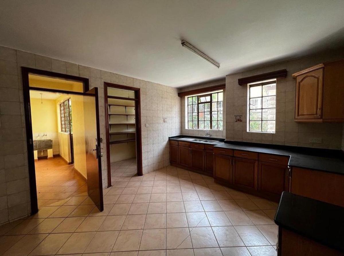 5 Bed Townhouse with En Suite in Lavington - 6