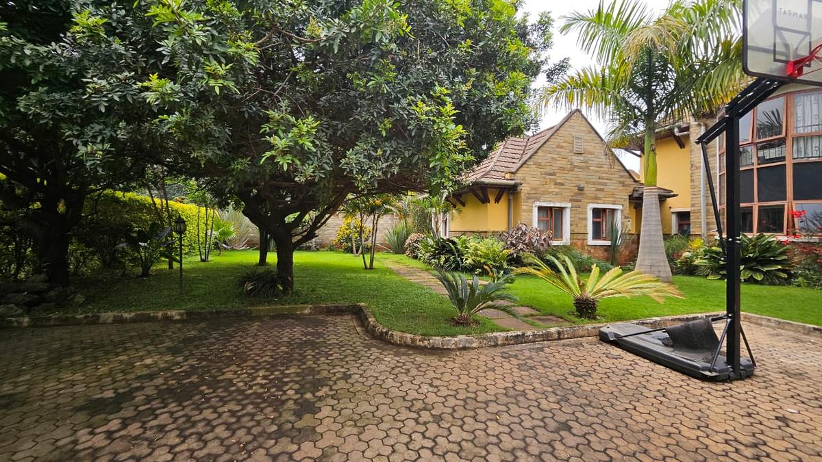 5 Bed House with En Suite at Mimosa Road - 2