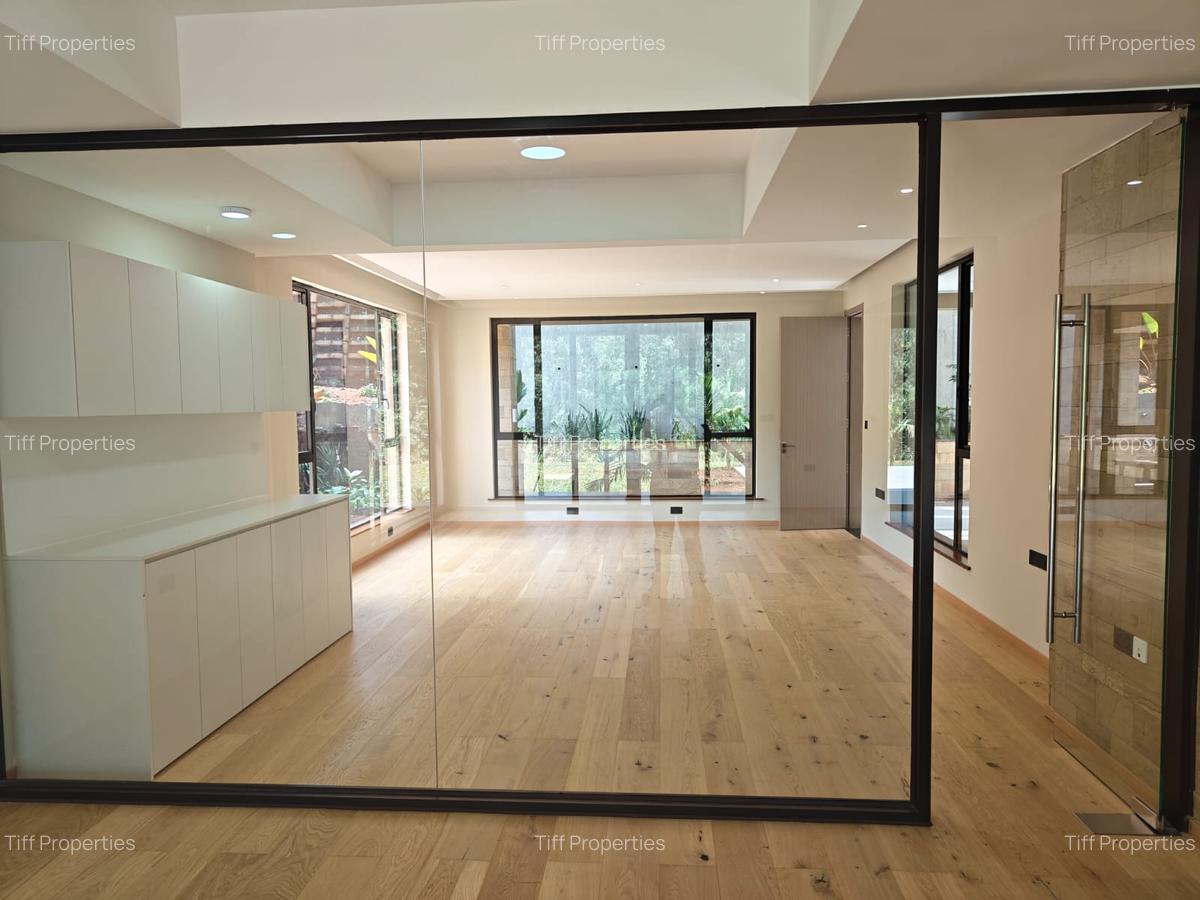 6 Bed House in Nyari - 14