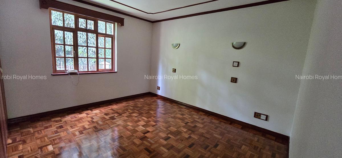 4 Bed Townhouse with En Suite at La - 19