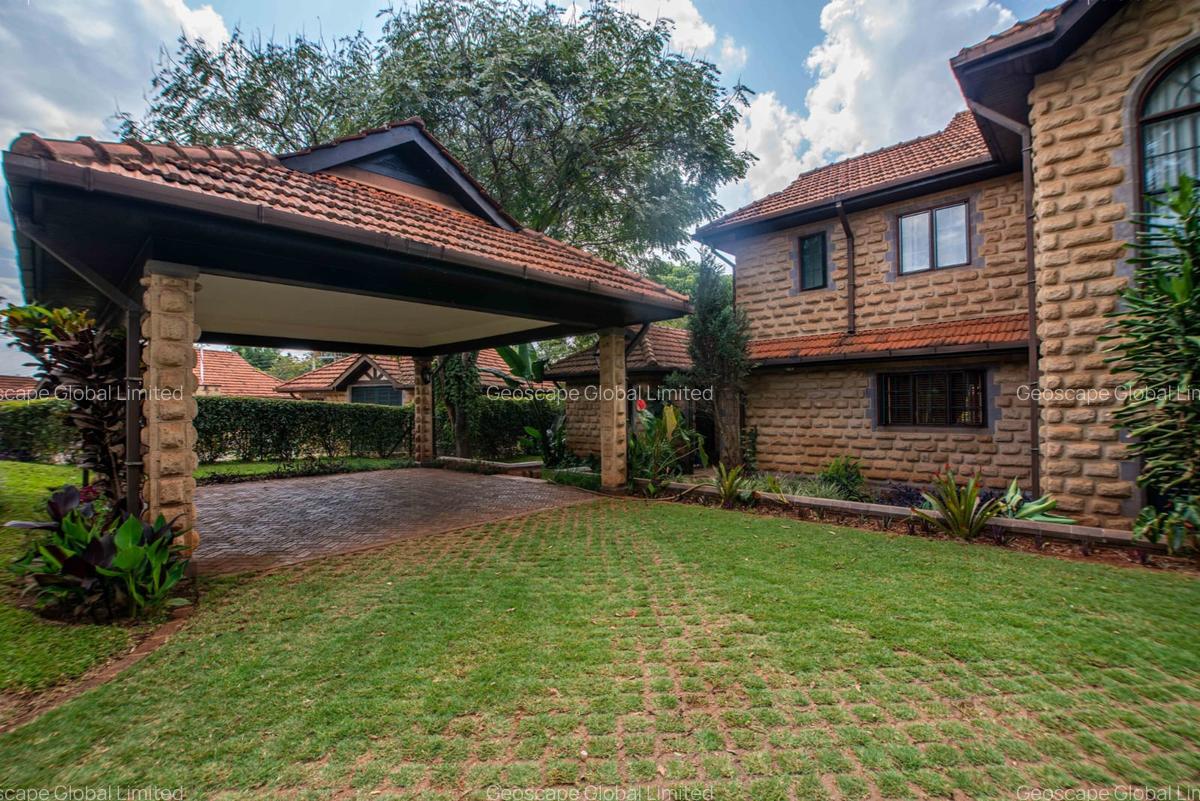 4 Bed Villa with En Suite in Ridgeways - 1