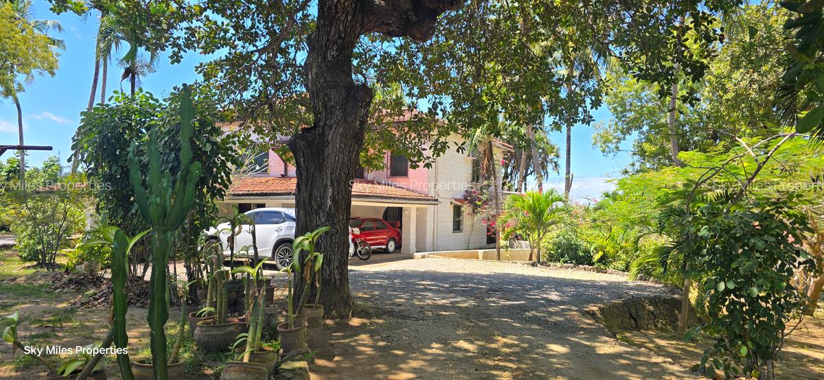 6 Bed Villa with En Suite at Aloo Drive Residence - 2