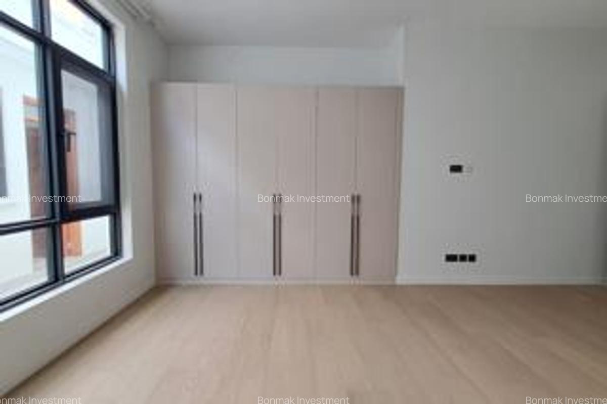 5 Bed Townhouse with En Suite at Lavington Green - 14