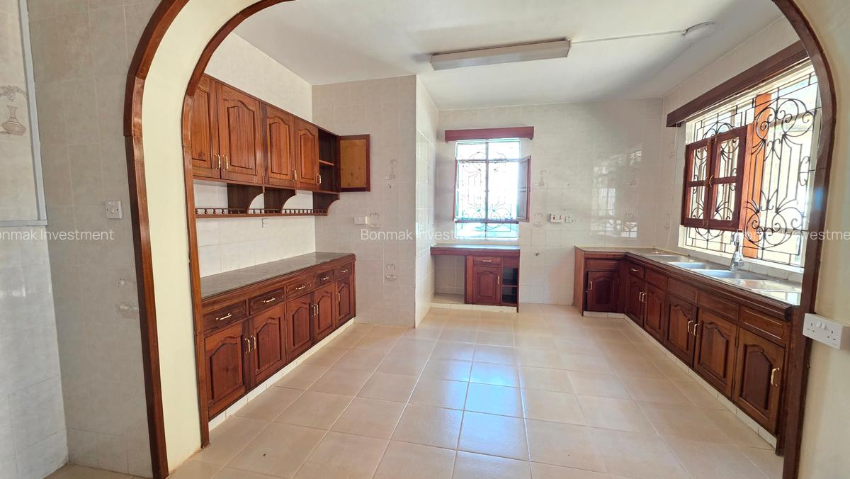 4 Bed House with En Suite at Nyari Central - 8