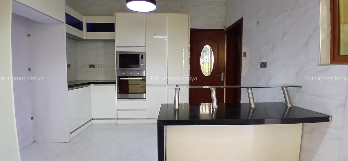 5 Bed Townhouse with En Suite at Lavington Green - 16