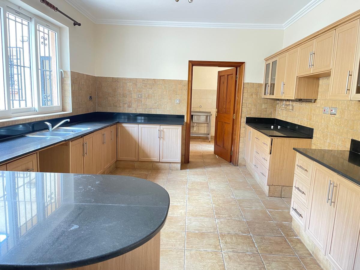 4 Bed Townhouse with En Suite in Spring Valley - 6