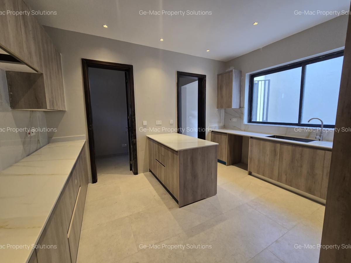 5 Bed House with En Suite in Lavington - 13