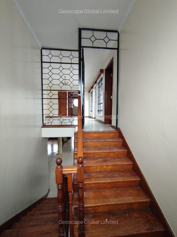 5 Bed House with En Suite in Runda - 9