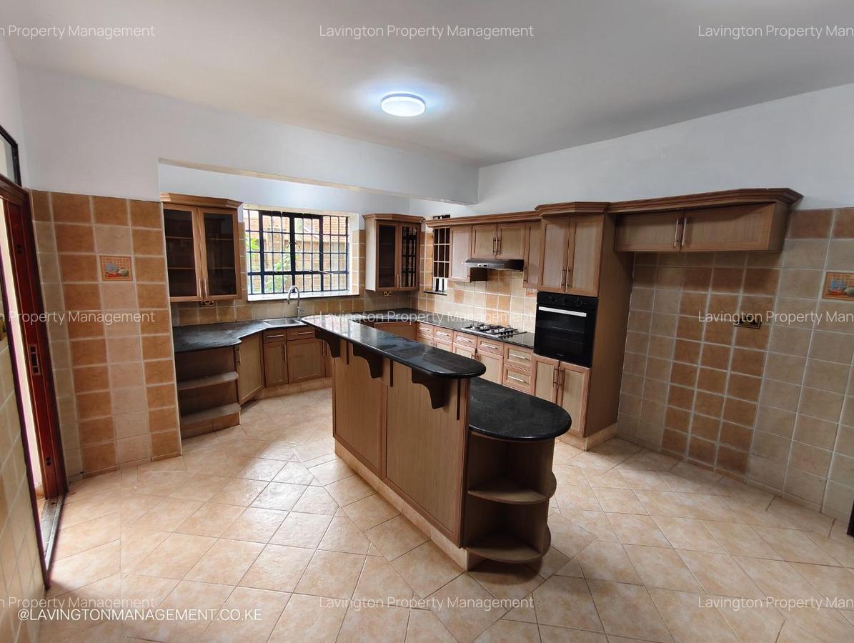 5 Bed Villa with En Suite at Lavington Green - 6