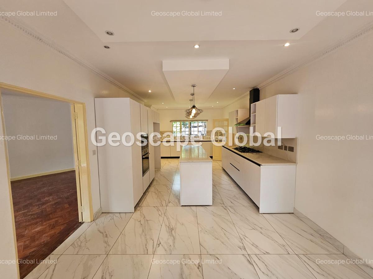 4 Bed House with En Suite in Lavington - 2