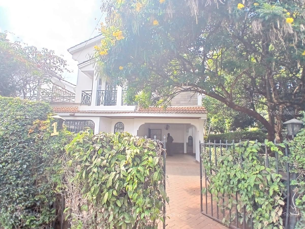 4 Bed Townhouse with En Suite at Lavington - 2