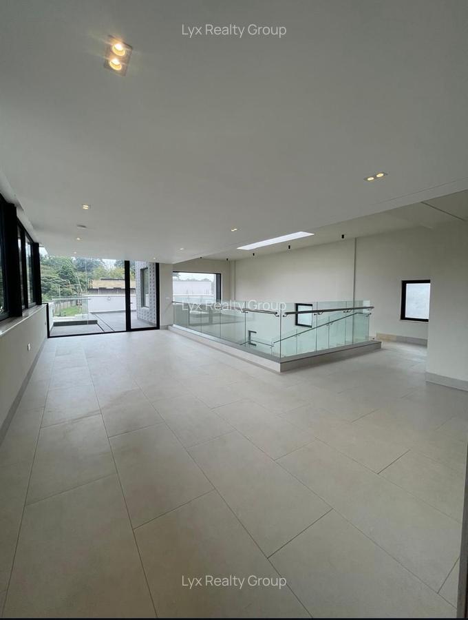 5 Bed Villa with En Suite in Brookside - 14