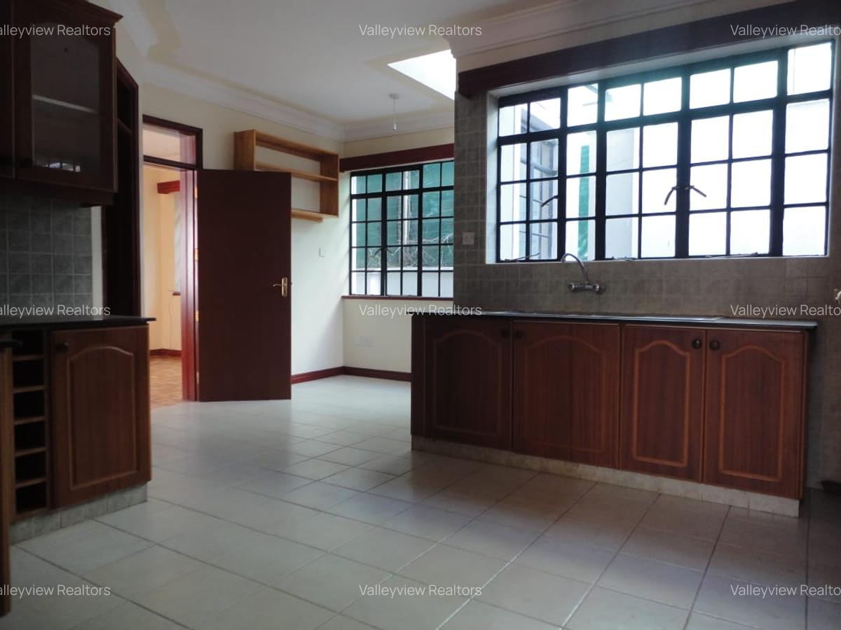 4 Bed Townhouse with En Suite at Lavington - 18