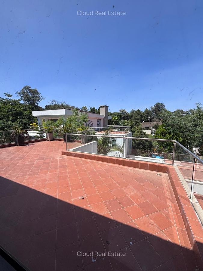 5 Bed House with En Suite in Lavington - 12