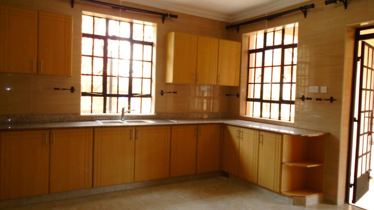 5 Bed Townhouse with En Suite in Lavington - 18