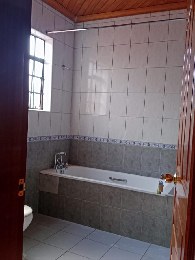 5 Bed House with En Suite in Runda - 12