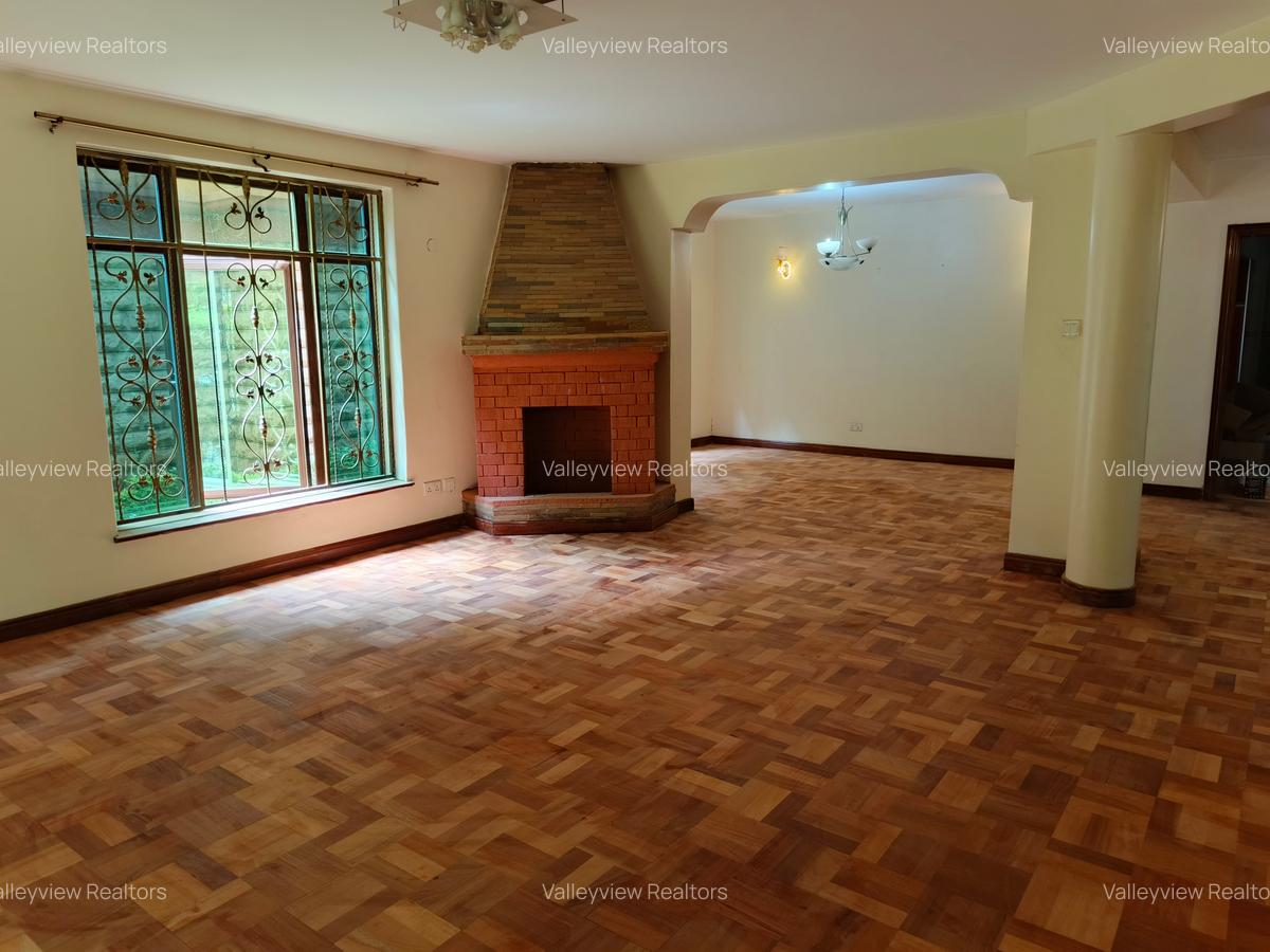 5 Bed Townhouse with En Suite at Lavington - 3