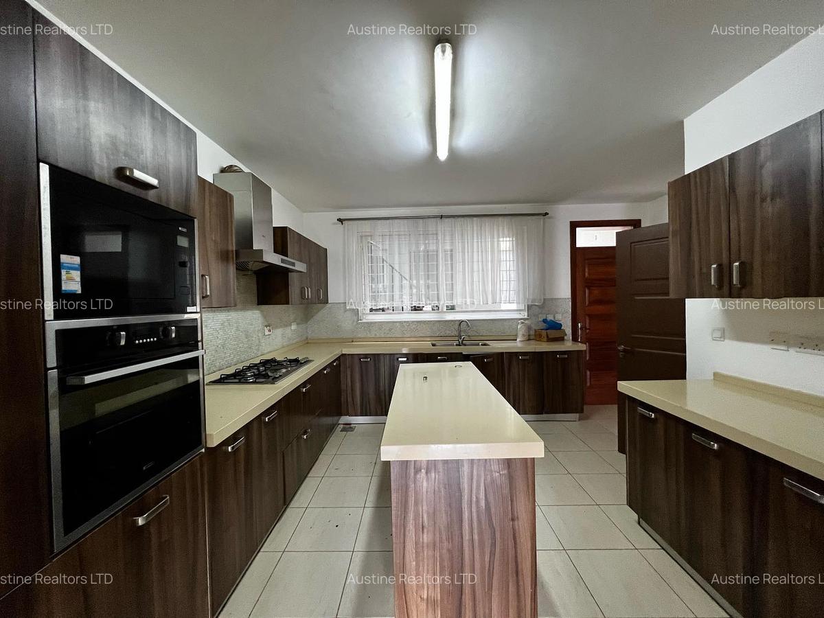 5 Bed Townhouse with En Suite in Lavington - 10