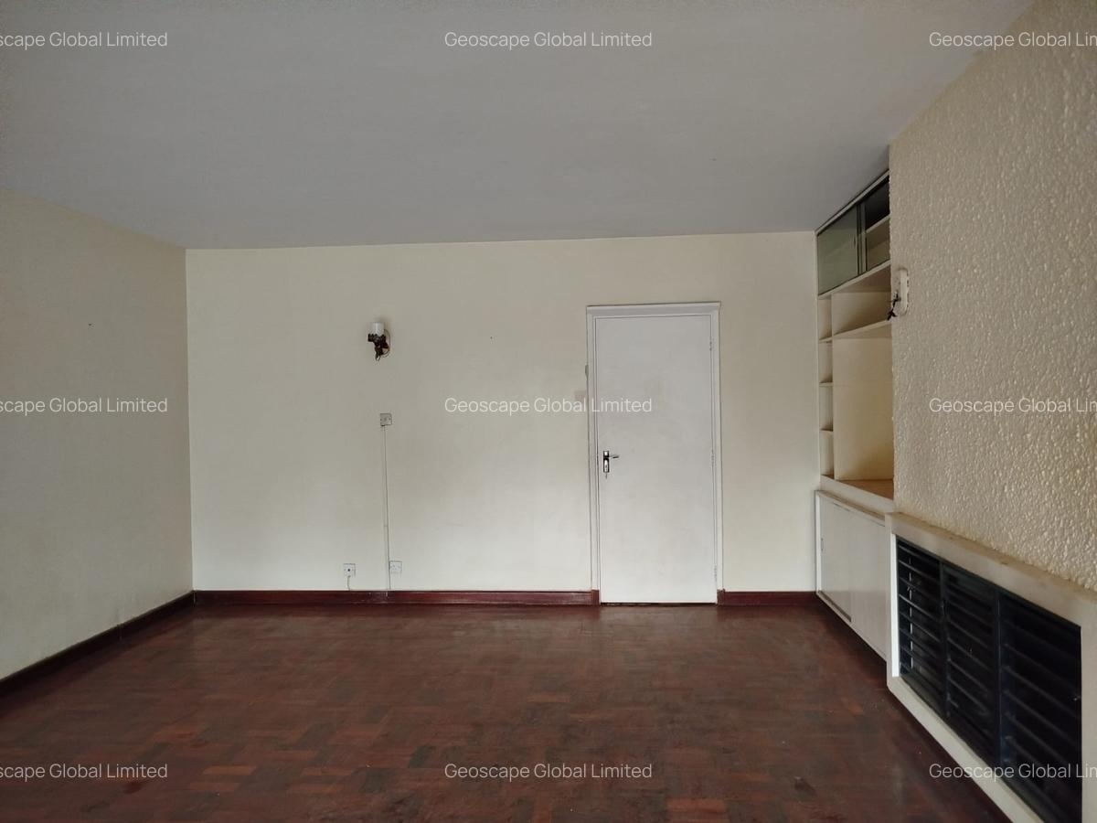 7 Bed House with En Suite in Lavington - 11