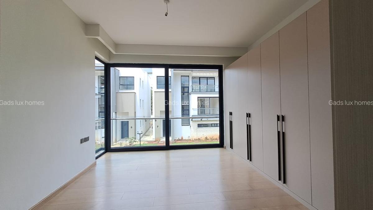 5 Bed Townhouse with En Suite at Lavington - 11