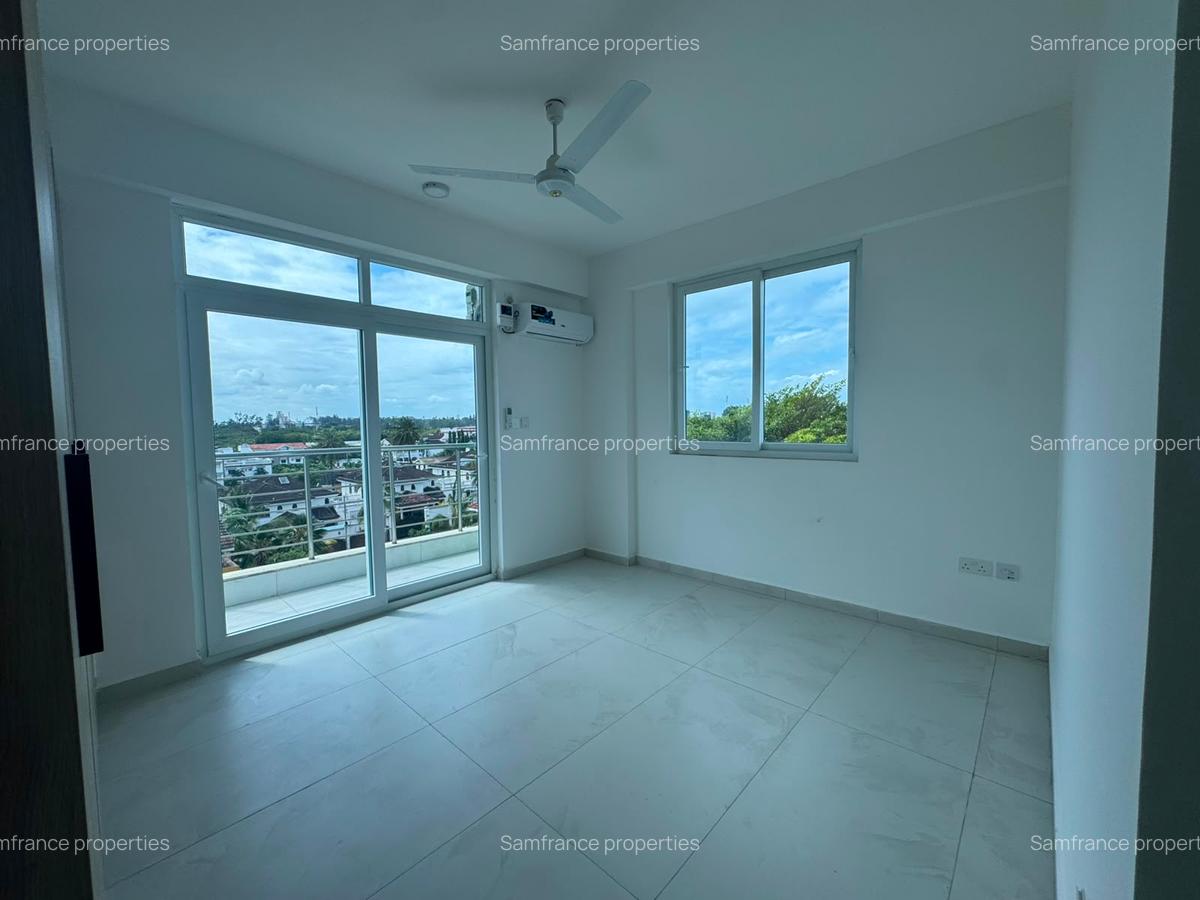 Serviced 2 Bed Apartment with En Suite at Links Road - 8