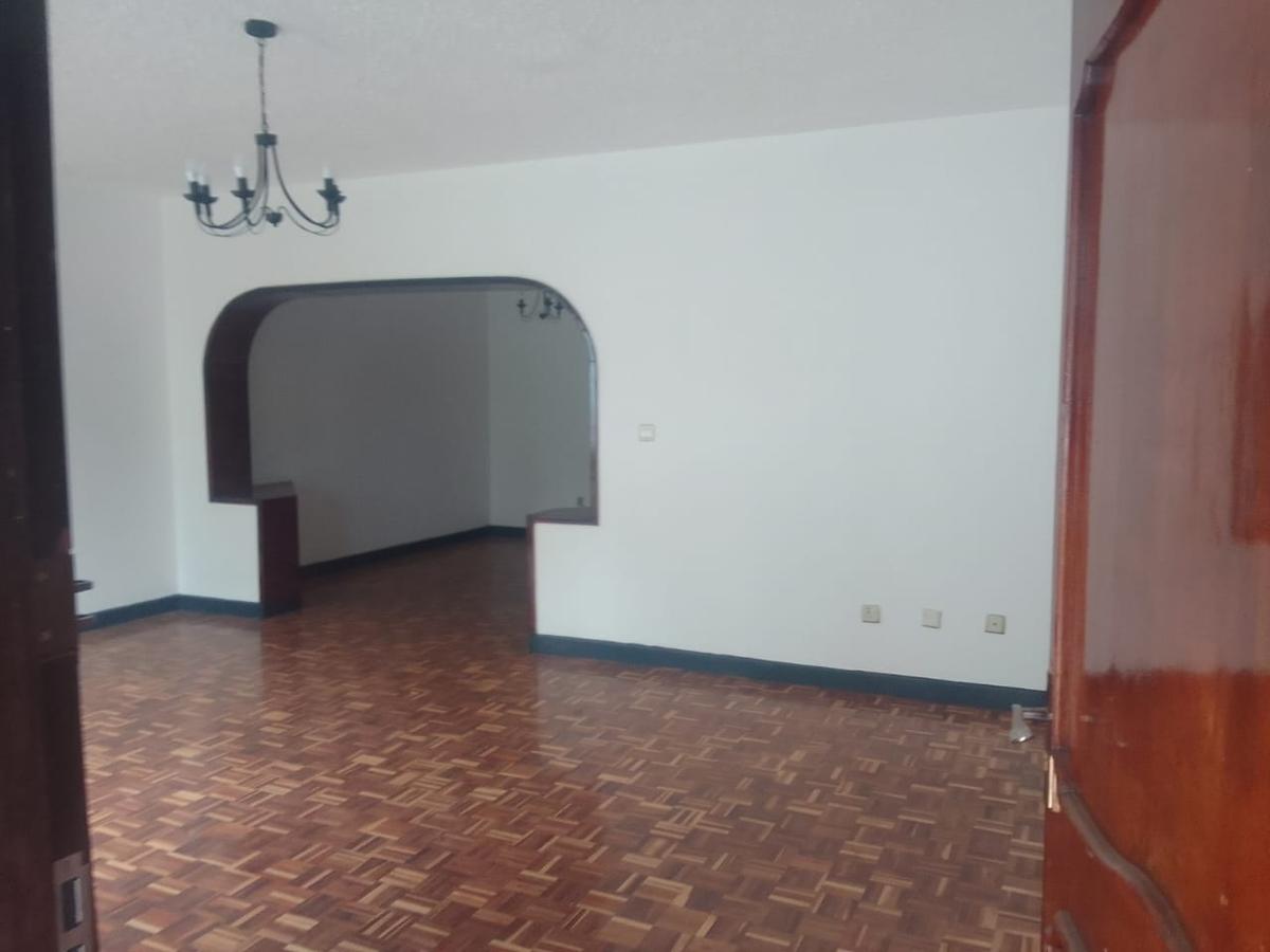 4 Bed Villa with En Suite in Brookside - 8
