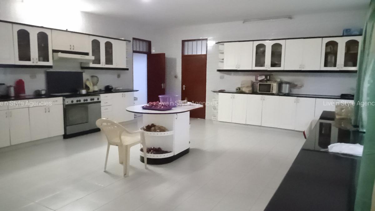 7 Bed House with En Suite in Runda - 14