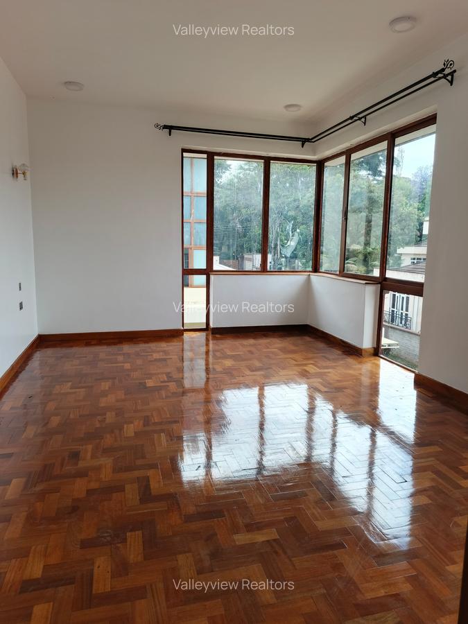 6 Bed Townhouse with En Suite at Lavington - 19