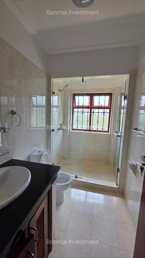 5 Bed Townhouse with En Suite at Old Runda - 17