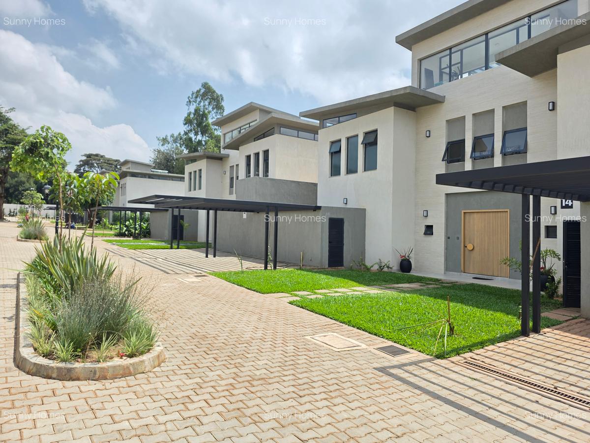 4 Bed Townhouse with En Suite at Evergreen - 2