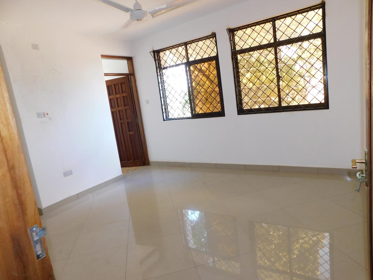 3 Bed Apartment with En Suite at Beach Road - 8