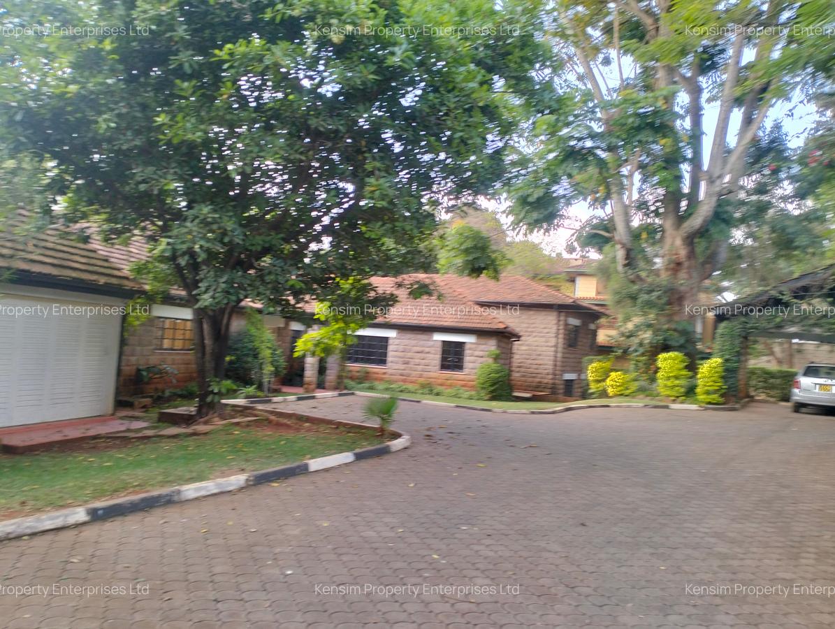 4 Bed House with En Suite in Lavington - 4