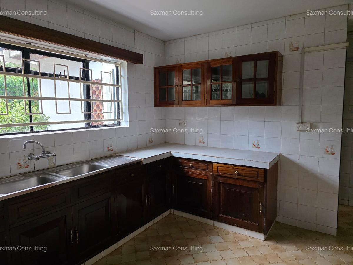 4 Bed House with En Suite in Nyari - 16