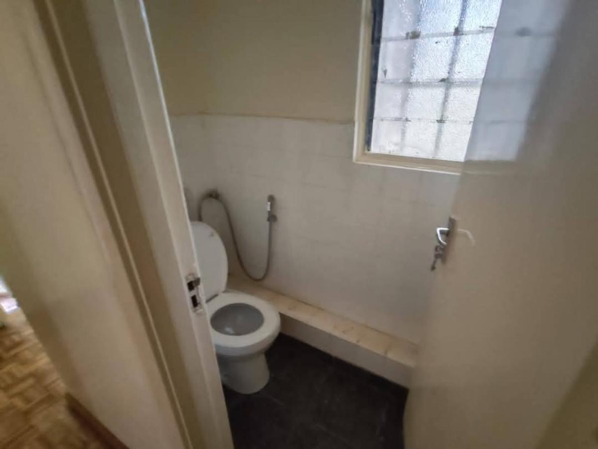 8 Bed House with En Suite at Lavington - 7