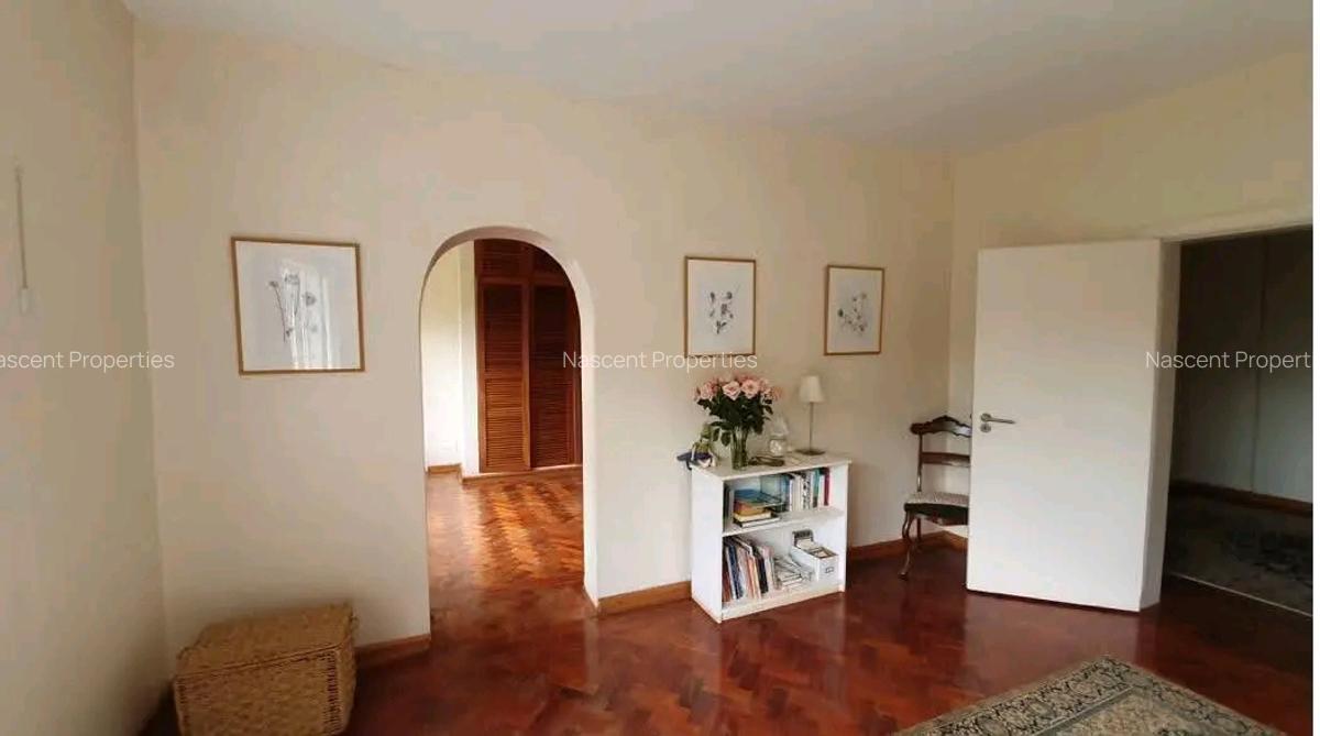 5 Bed House with En Suite in Ridgeways - 7