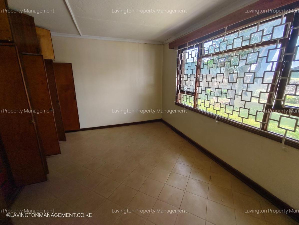 5 Bed House with En Suite at Lavington Green - 9