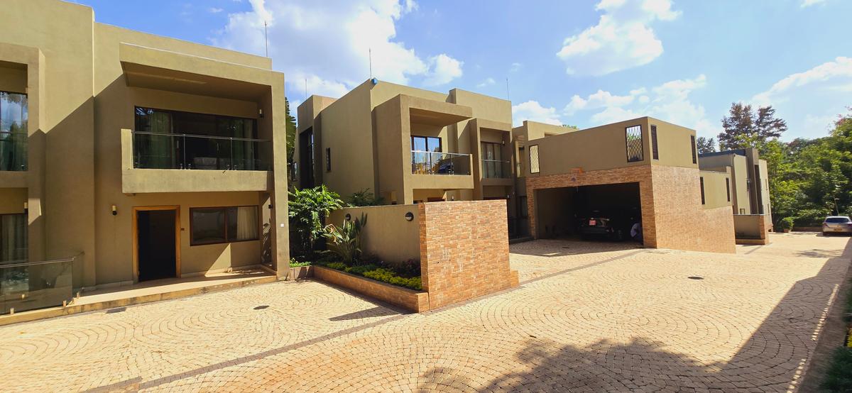 5 Bed Villa with En Suite at Convent Drive - 3