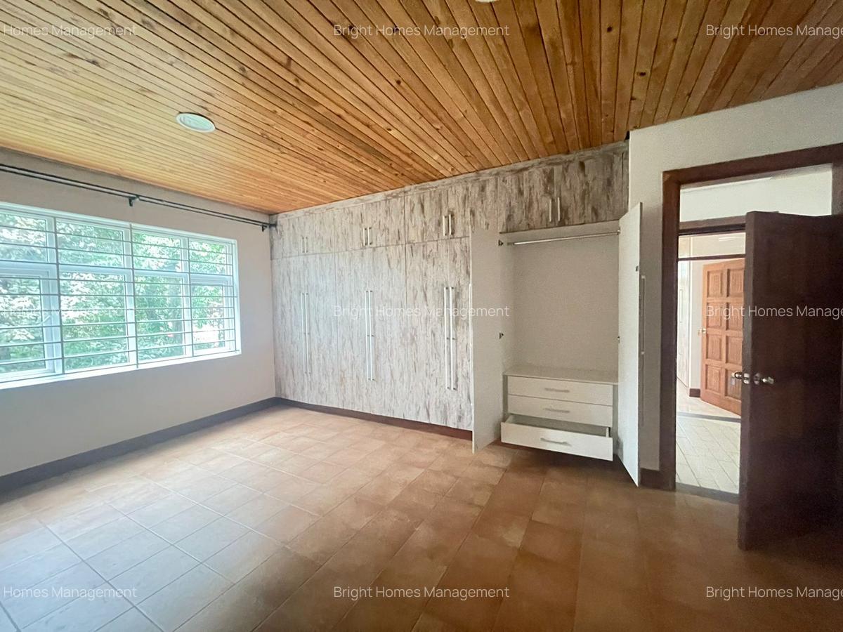 5 Bed Villa with En Suite in Rosslyn - 17
