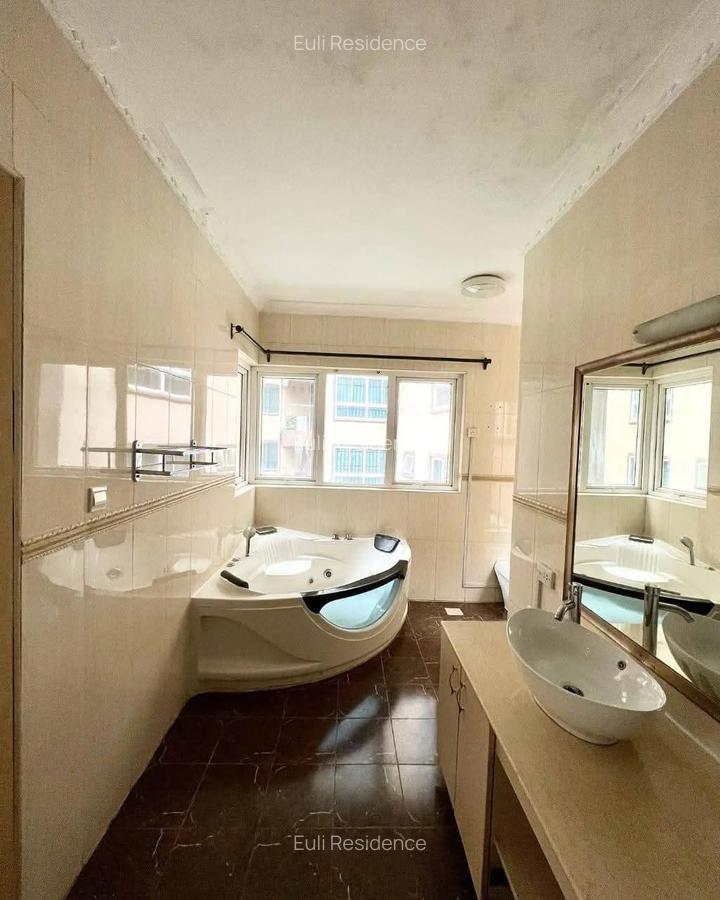 4 Bed Townhouse with En Suite at Riverside Drive - 4