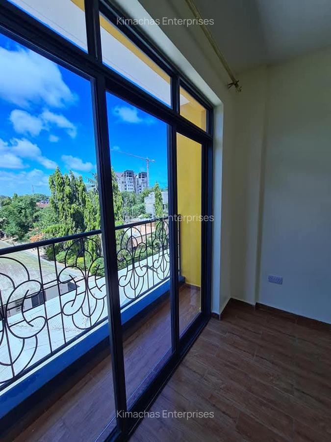 3 Bed Apartment with En Suite at Beach Road - 19