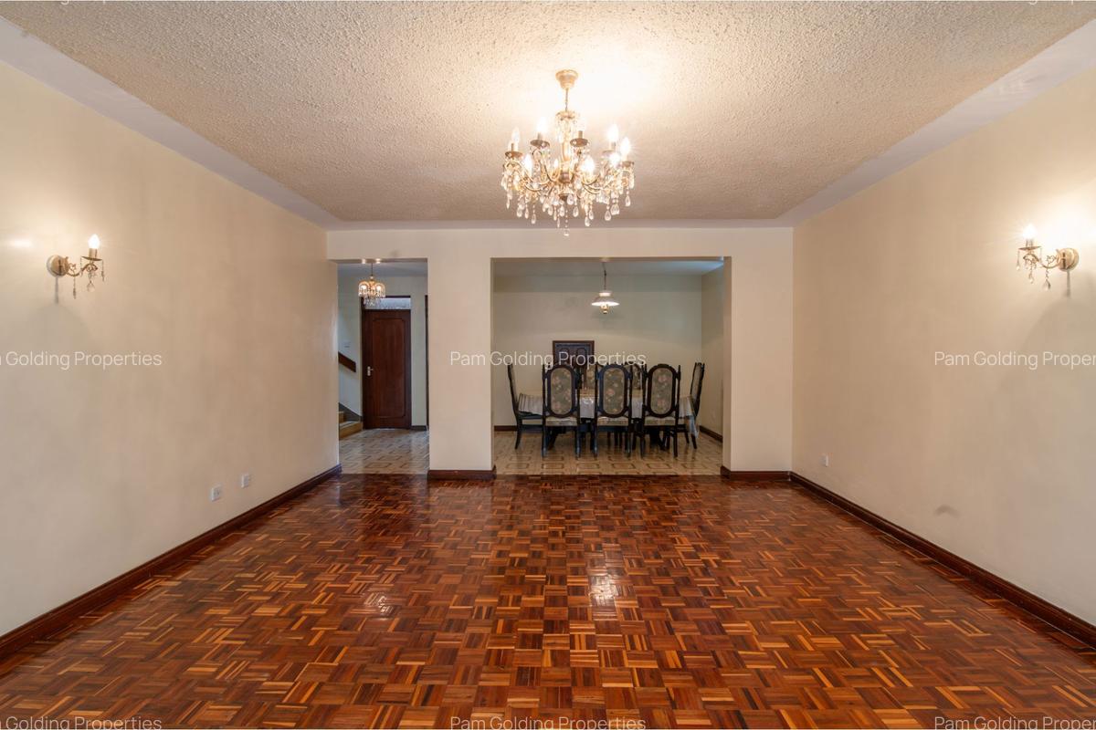 4 Bed Villa with En Suite at School Lane - 3