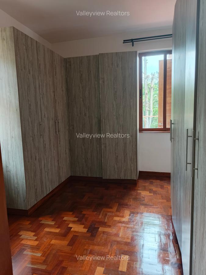 6 Bed Townhouse with En Suite at Lavington - 20