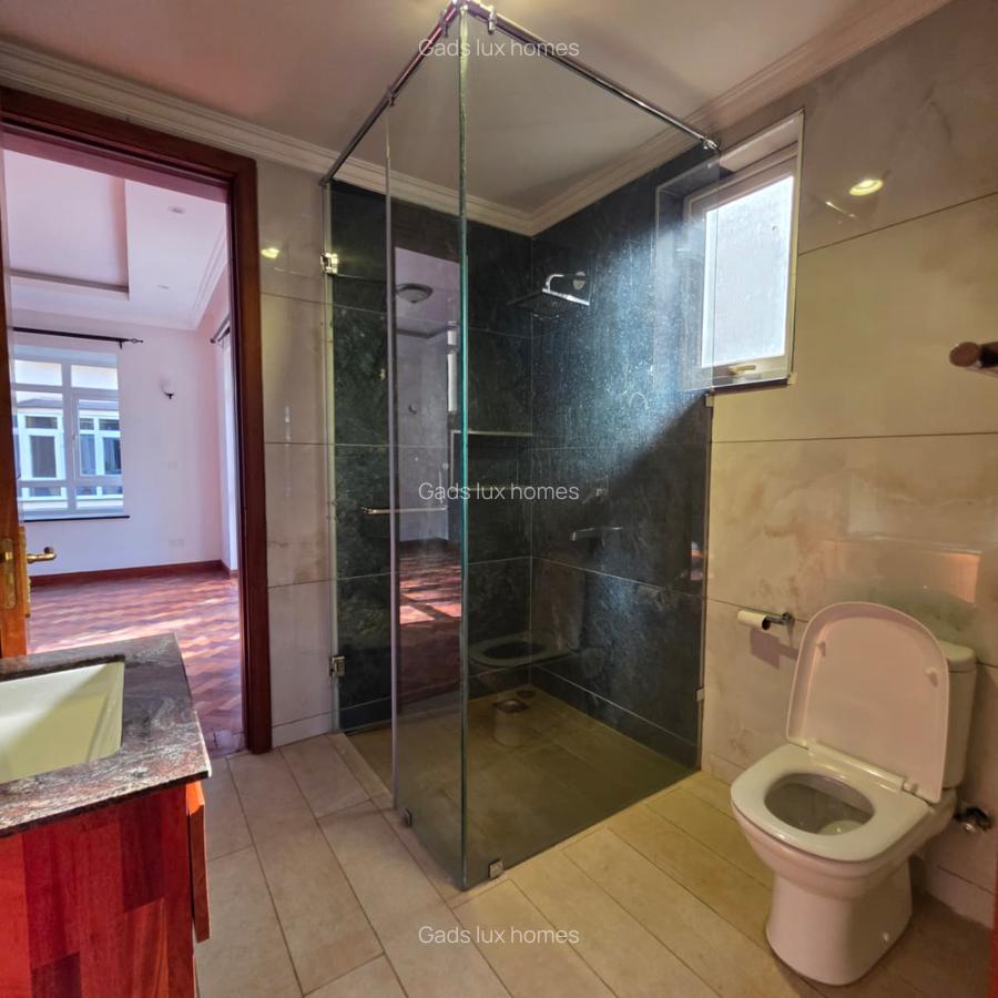 5 Bed Townhouse with En Suite at Lavington - 15