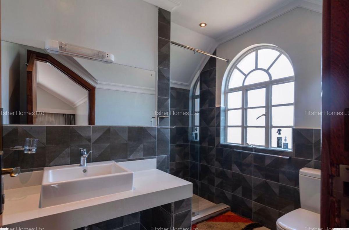 4 Bed House with En Suite in Runda - 11