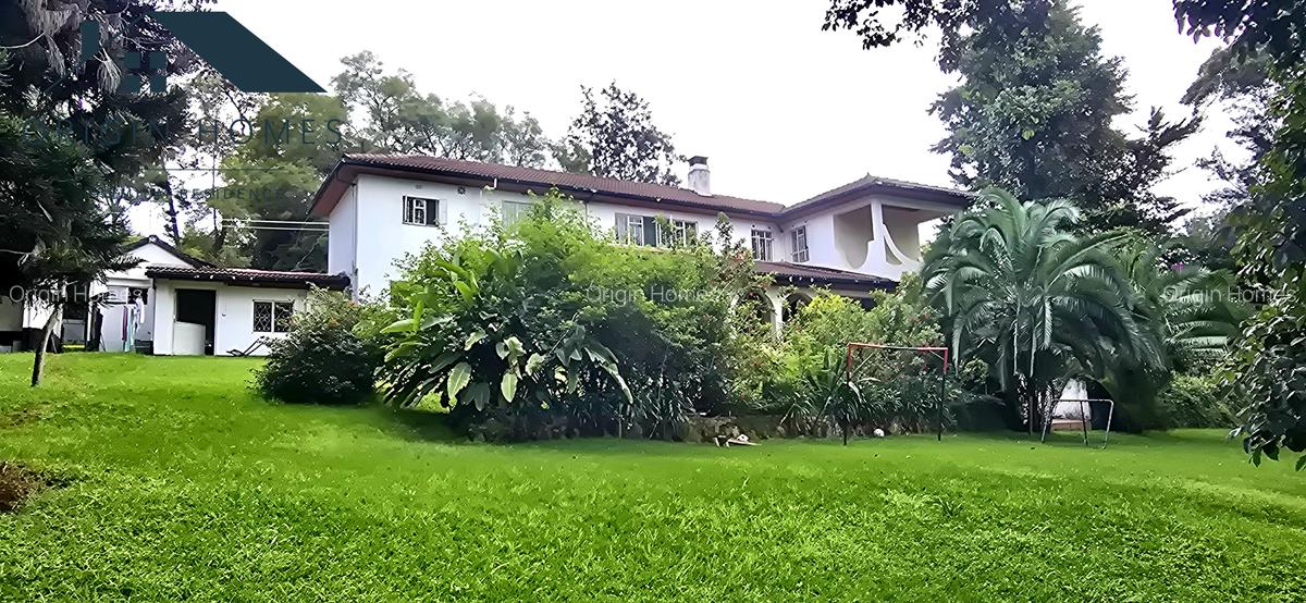 6 Bed House with En Suite at Lavington - 2