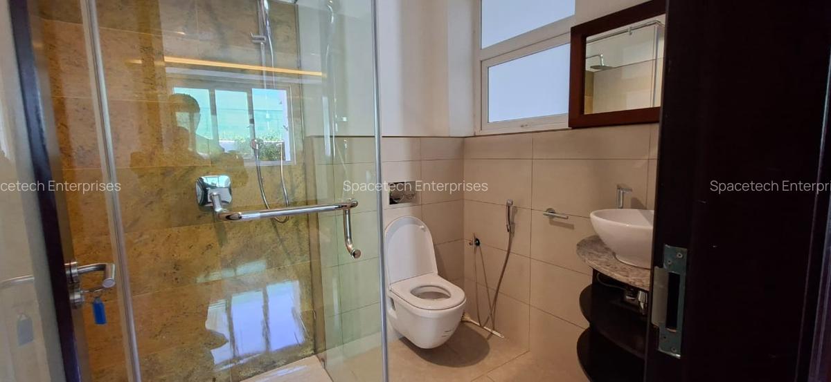 5 Bed House with En Suite in Runda - 12