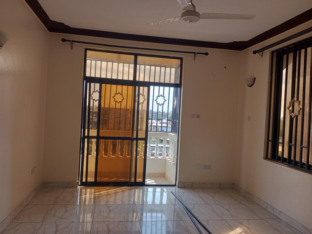 Serviced 3 Bed Apartment with En Suite at Beach Road - 8