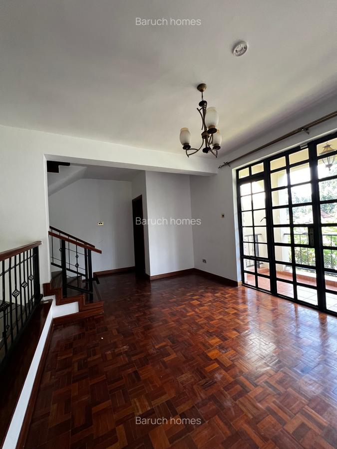 4 Bed Villa with En Suite in Redhill - 12