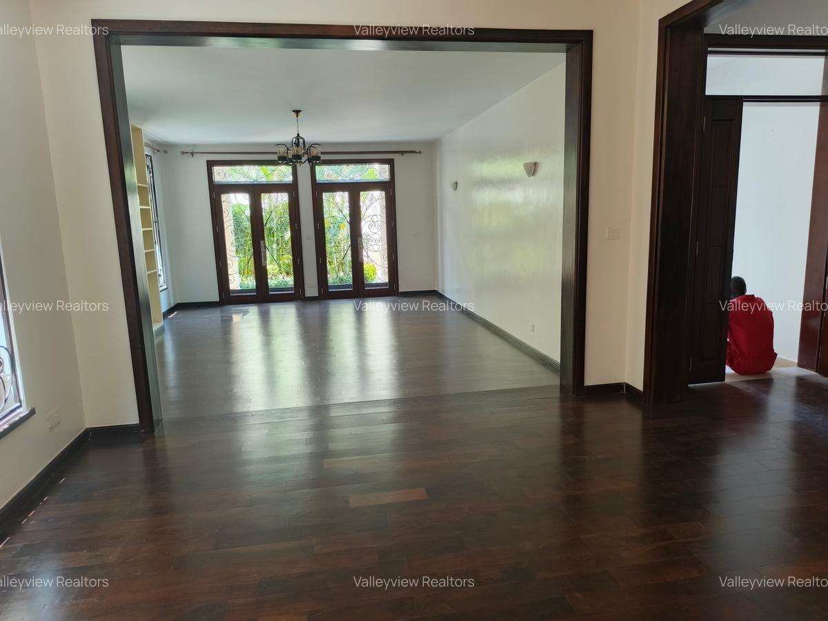 5 Bed Townhouse with En Suite at Lavington - 6