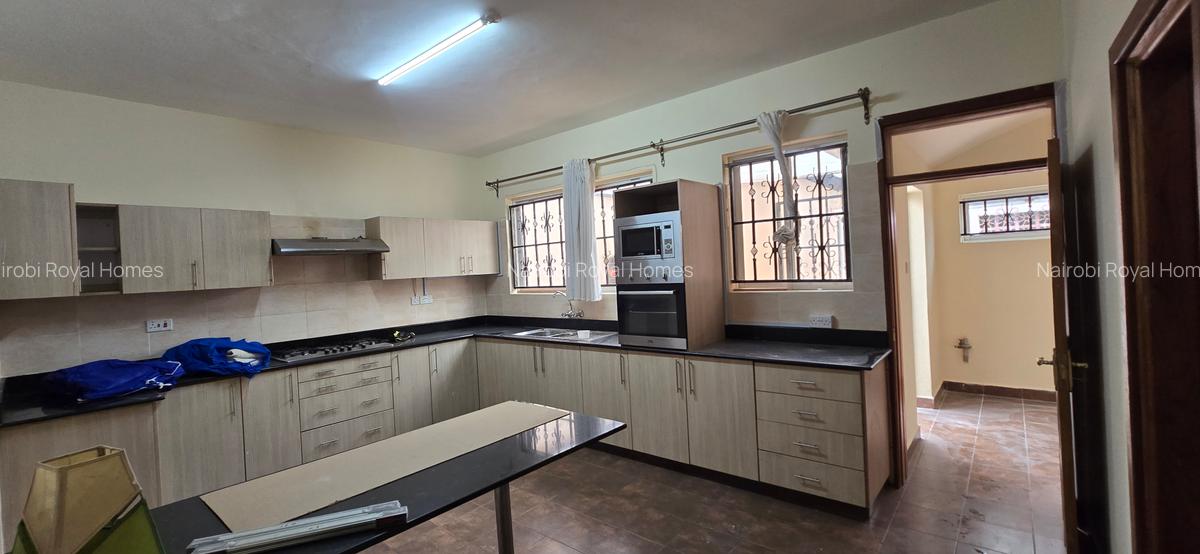 5 Bed Townhouse with En Suite at Spring Valley - 14